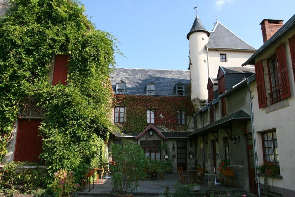 Castel Hotel 1904 Saint-Gervais-dʼAuvergne Buitenkant foto